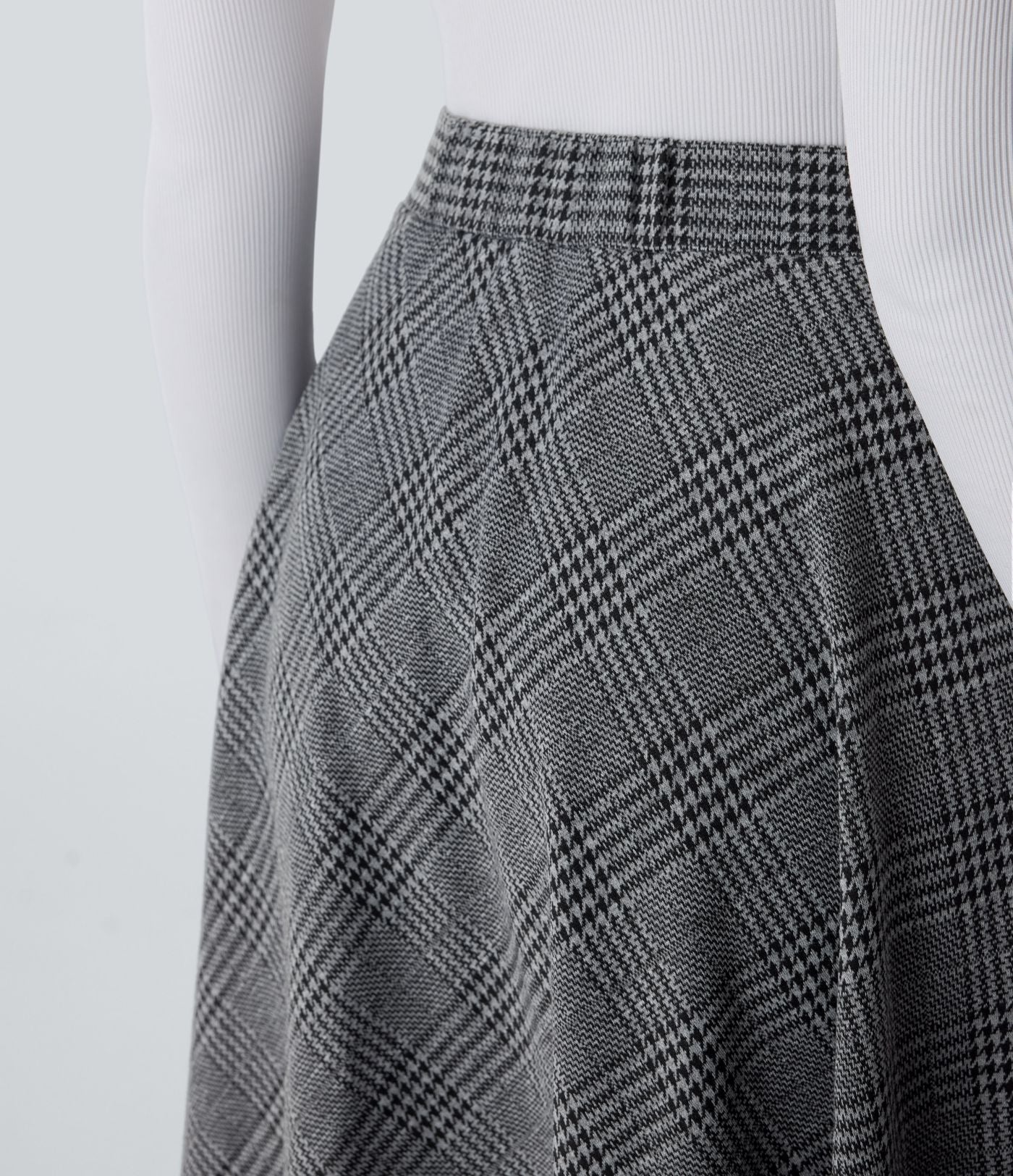 Jupe midi évasée à taille haute et poches latérales, motif pied-de-poule