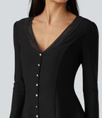 Blouse de travail à col V, dentelle contrastante, manches longues et ourlet à volants