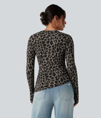 T-shirt imprimé léopard col échancré ourlet asymétrique manches longues avec trous pouces