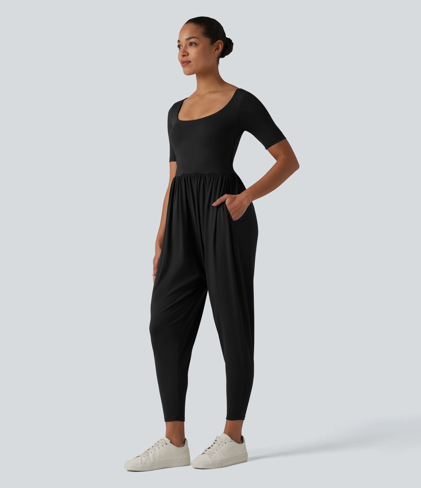 Combinaison décontractée SoftlyZero™ Airy effet frais InstantCool à manches courtes, col rond échancré et brassière intégrée avec poches, accès facile Easy Peasy