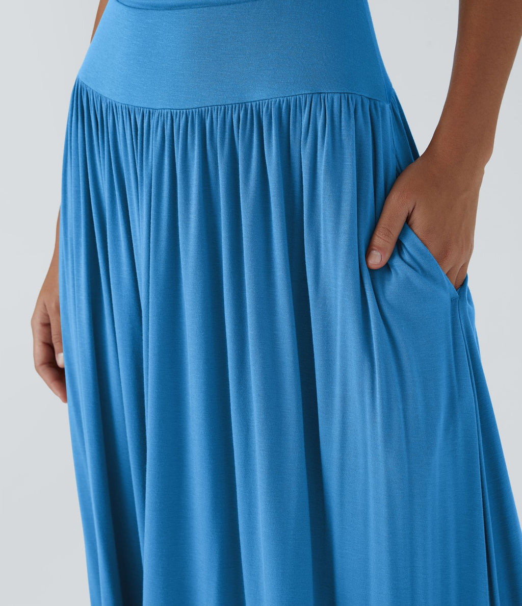Robe longue à encolure bateau, bretelles asymétriques, côtés froncés et poches