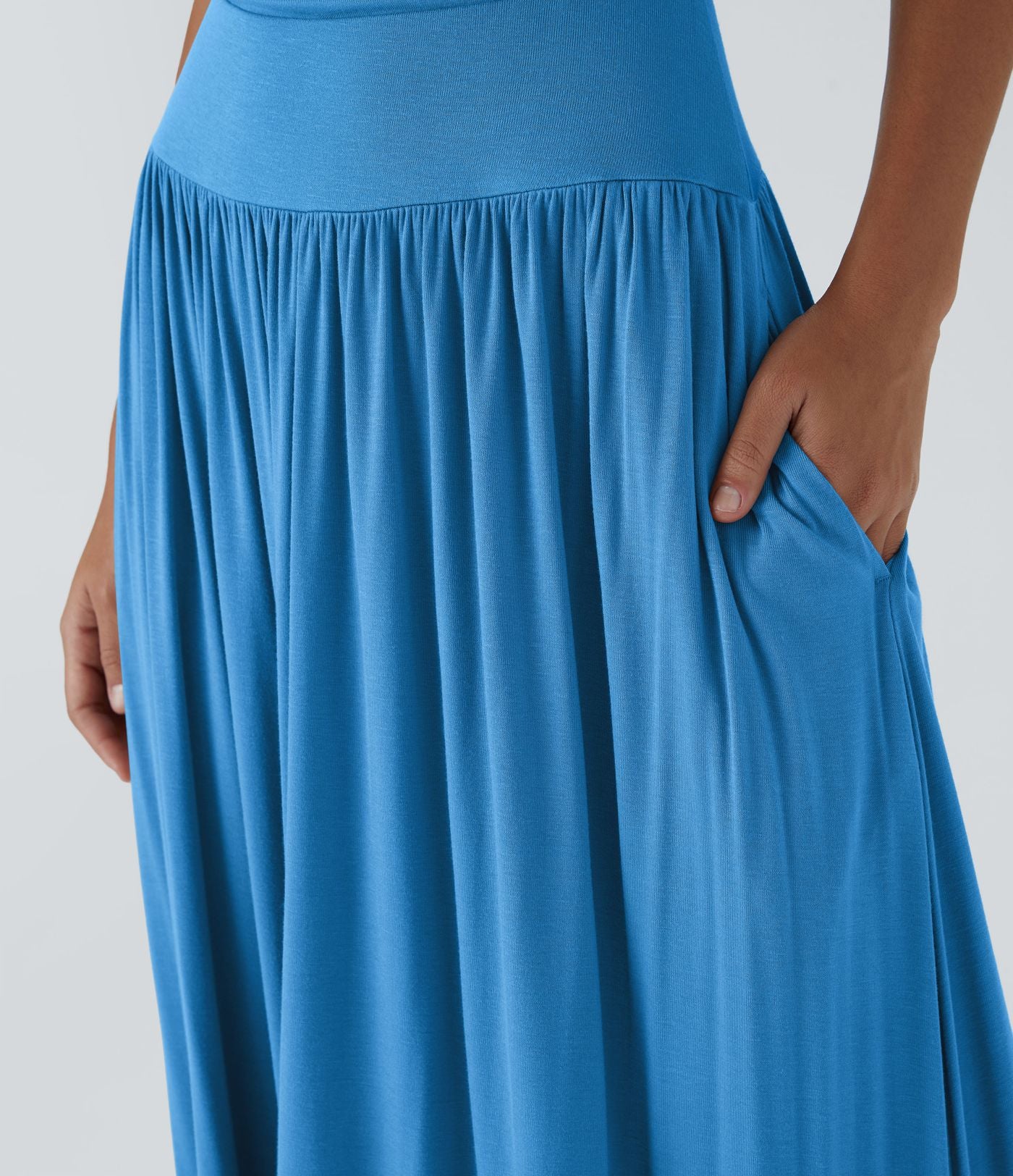Robe longue à encolure bateau, bretelles asymétriques, côtés froncés et poches