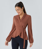 Blouse de travail à col châle, effet cache-cœur, lien sur le côté et ourlet à volants