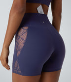 Softlyzero™ Short cycliste yoga taille haute croisé avec dentelle contrastée et poche arrière 12,5 cm - UPF50+