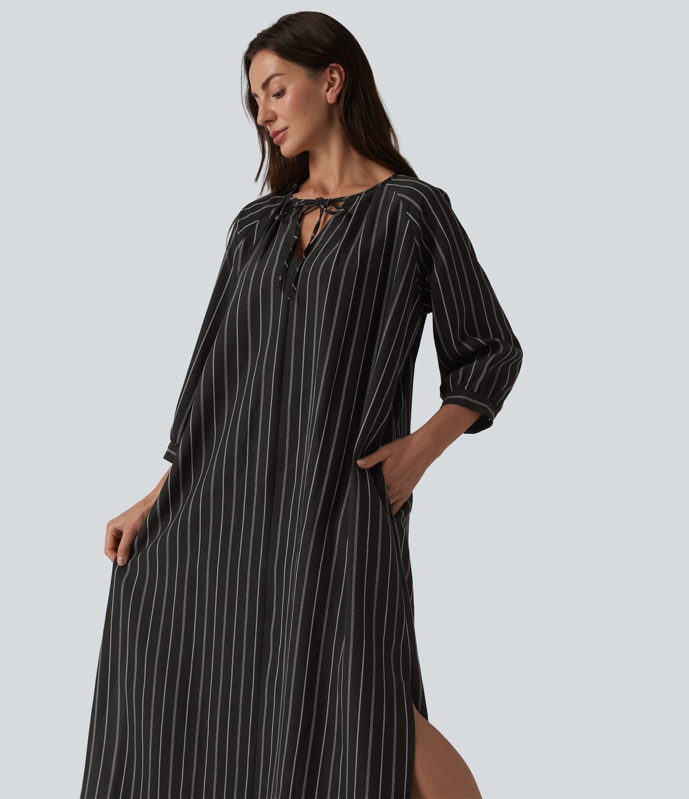 Robe midi casual à rayures aspect lin col V avec nœud, manches 3/4 fendues et poches