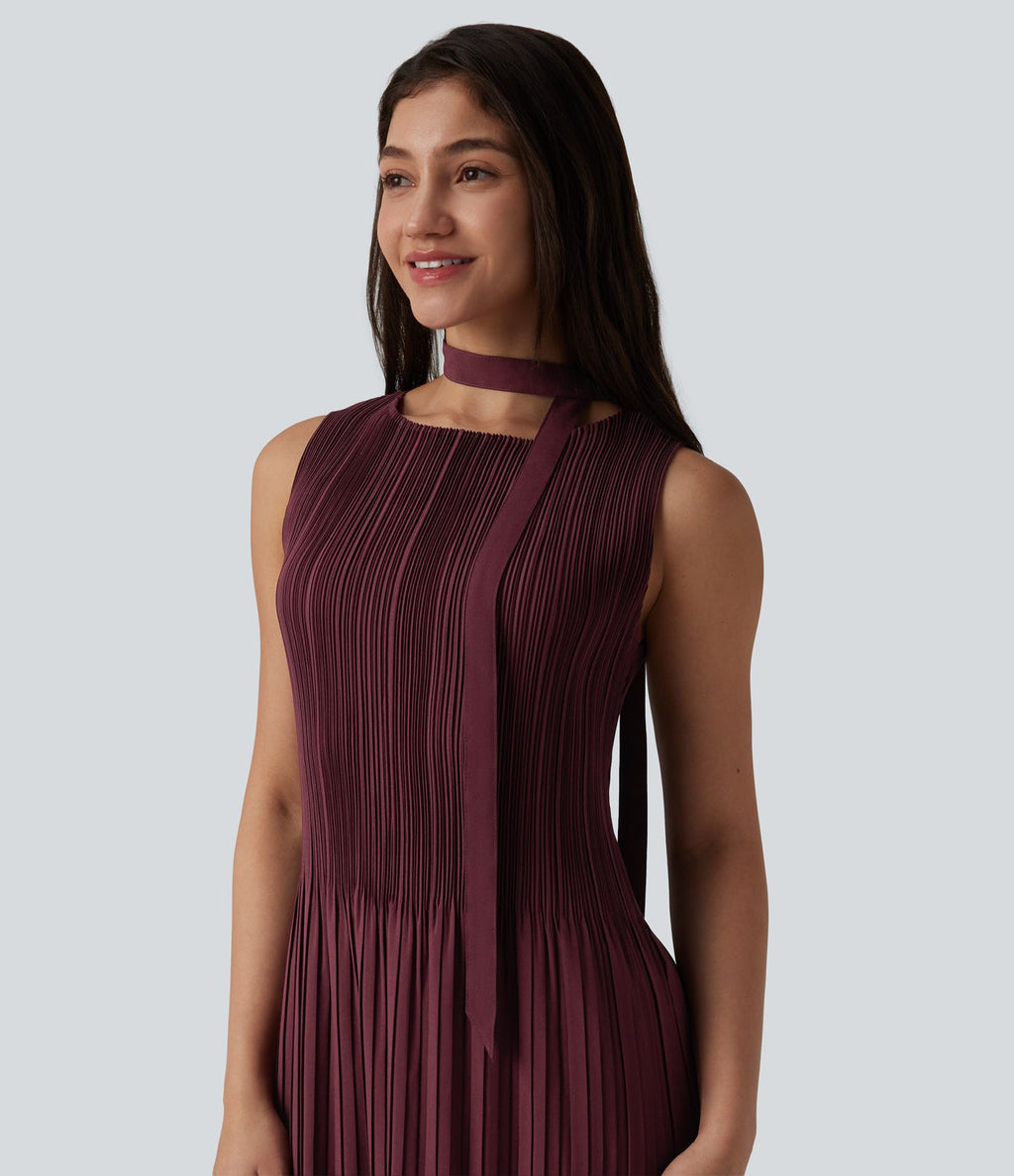 Robe mi-longue de travail ceinturée col bateau sans manches plissée