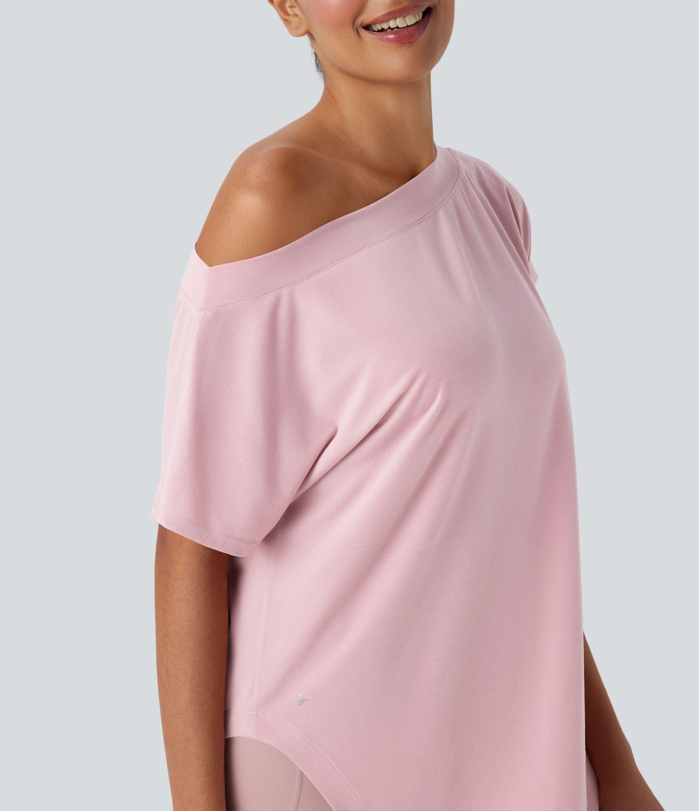Haut de sport de yoga à épaule dénudée avec manches courtes, ourlet incurvé et asymétrique à séchage rapide