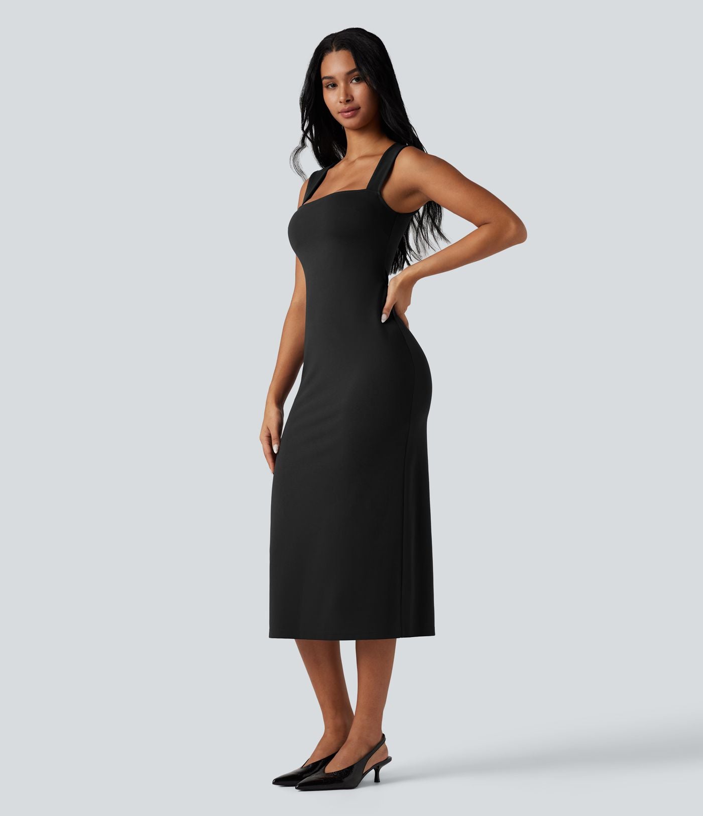 Robe mi-longue moulante fendue col carré sans manches