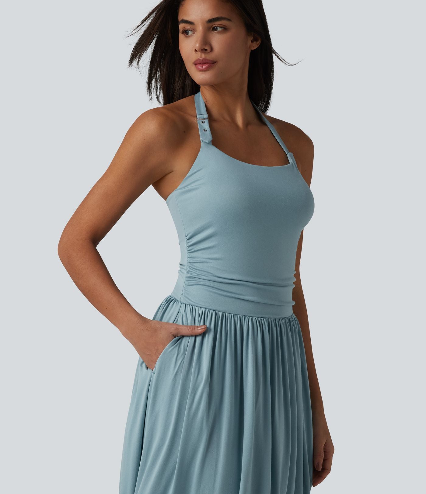 Robe longue fluide dos nu avec tour de cou, brassière intégrée et poches