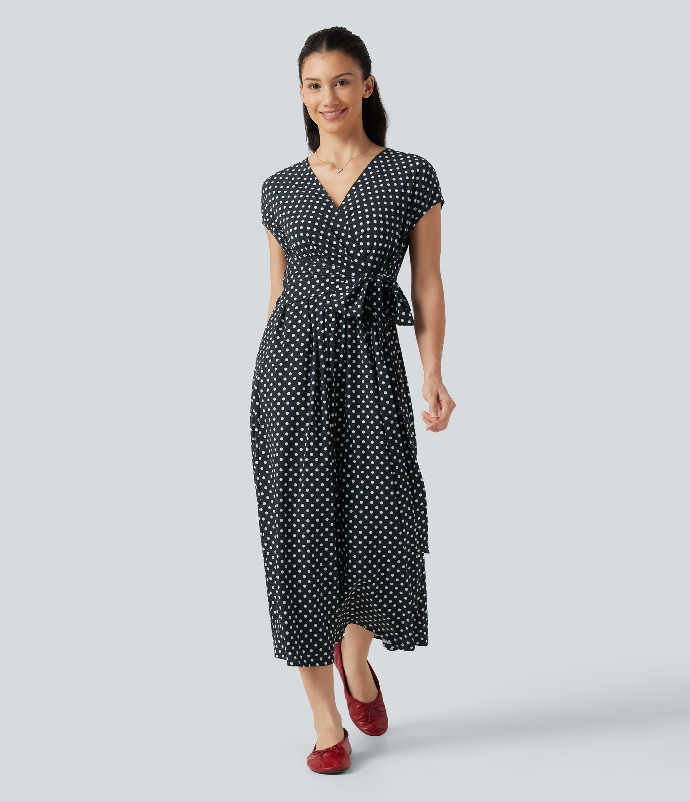Robe midi à pois col V avec manches courtes, lien côté et poches