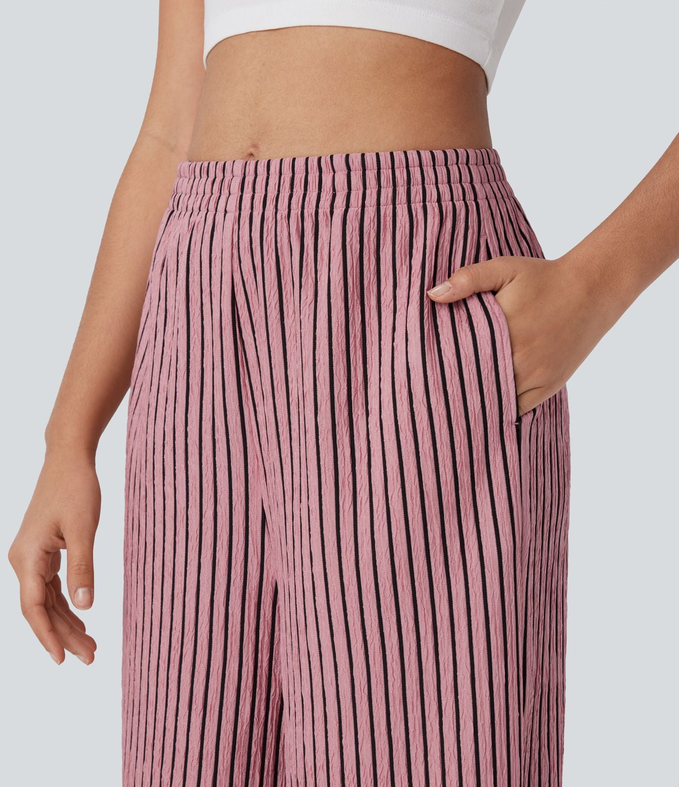 Pantalon tailleur décontracté à taille haute, jambes droites, texture froissée et poches latérales