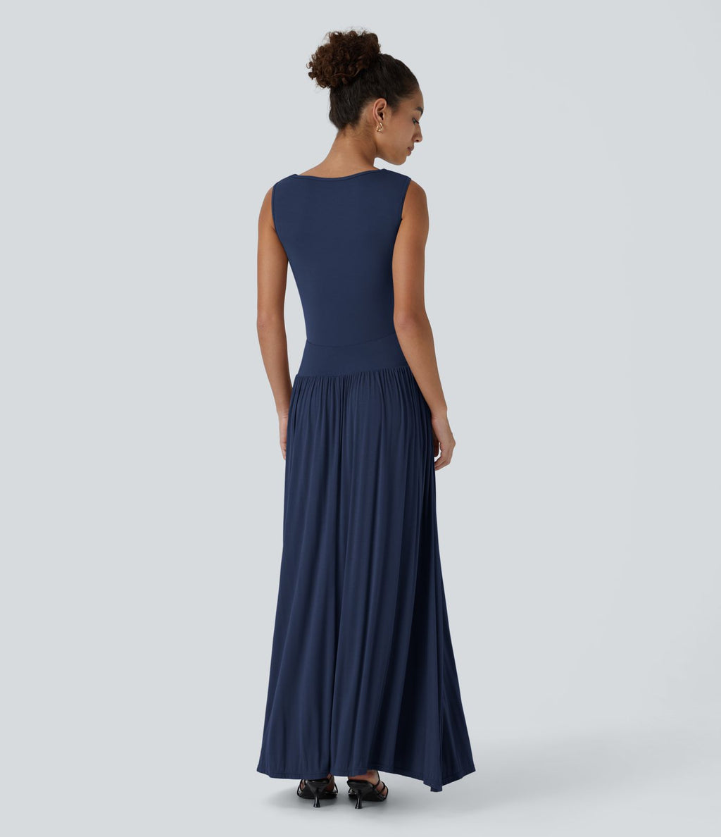 Robe longue à encolure bateau, bretelles asymétriques, côtés froncés et poches