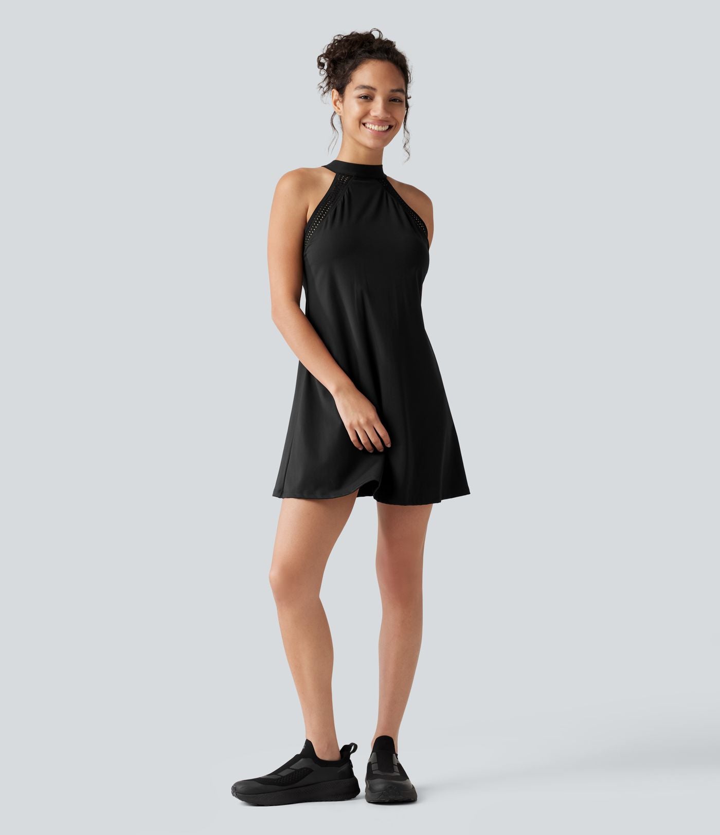 Robe-short mini SoftlyZero™ Airy effet frais InstantCool pour le yoga longueur allongée avec dos noué, coussinets amovibles, poche et protection solaire UPF50+