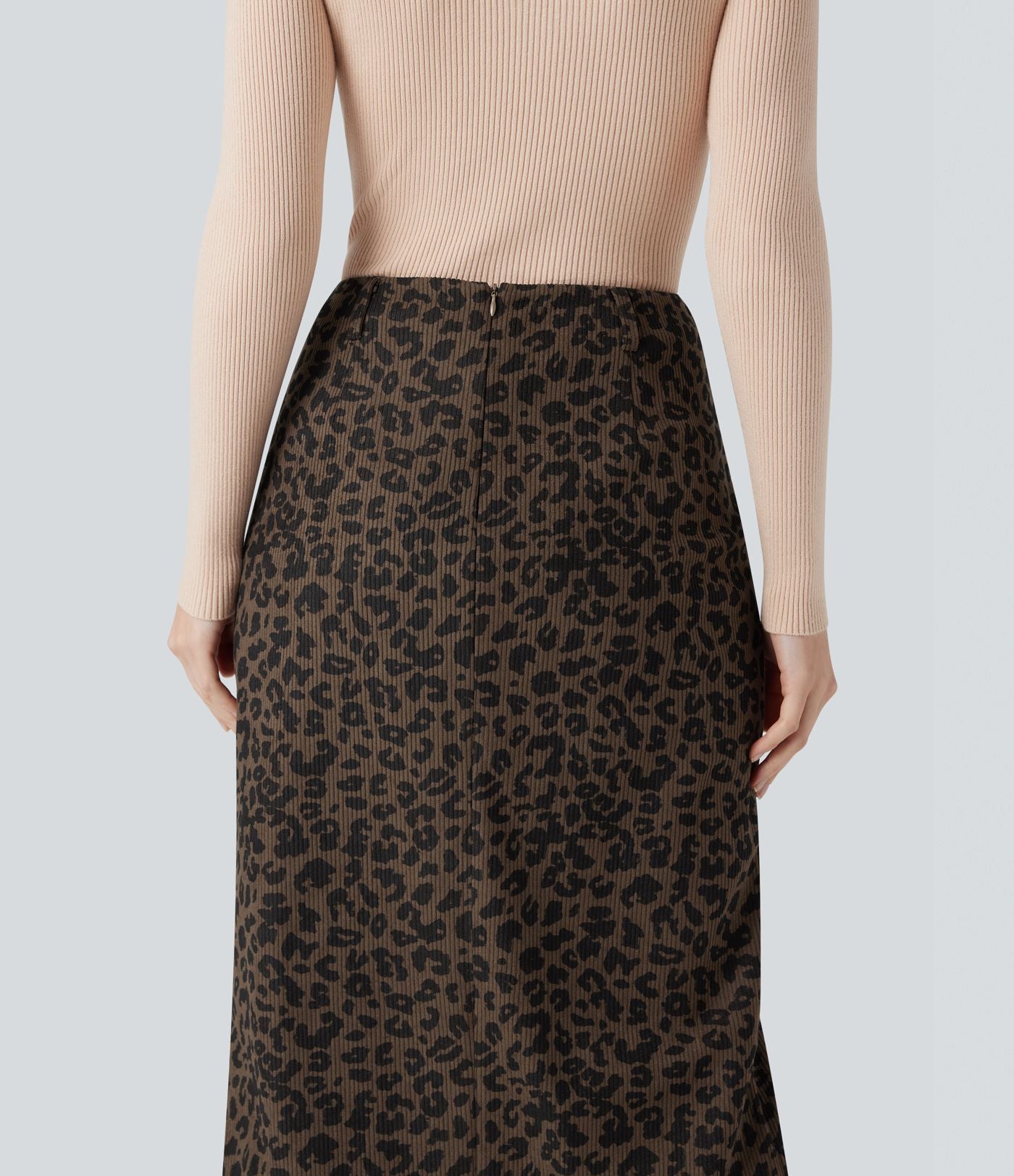 Jupe crayon mi-longue fendue velours côtelé imprimée léopard taille haute