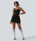 Robe de tennis courte 2-en-1 à bretelles SoftlyZero™ dos nu avec mesh contrasté, brassière intégrée et poches – Édition Easy Peasy – UPF 50+