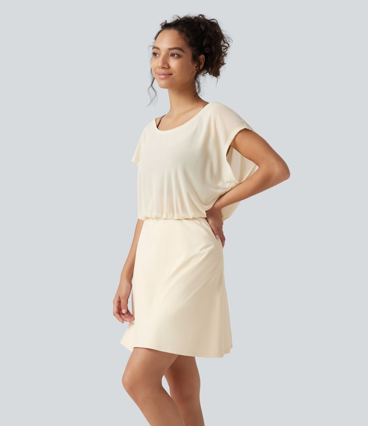 Robe-short mini SoftlyZero™ Plush pour le yoga à encolure bateau, manches courtes et poches - Easy Peasy