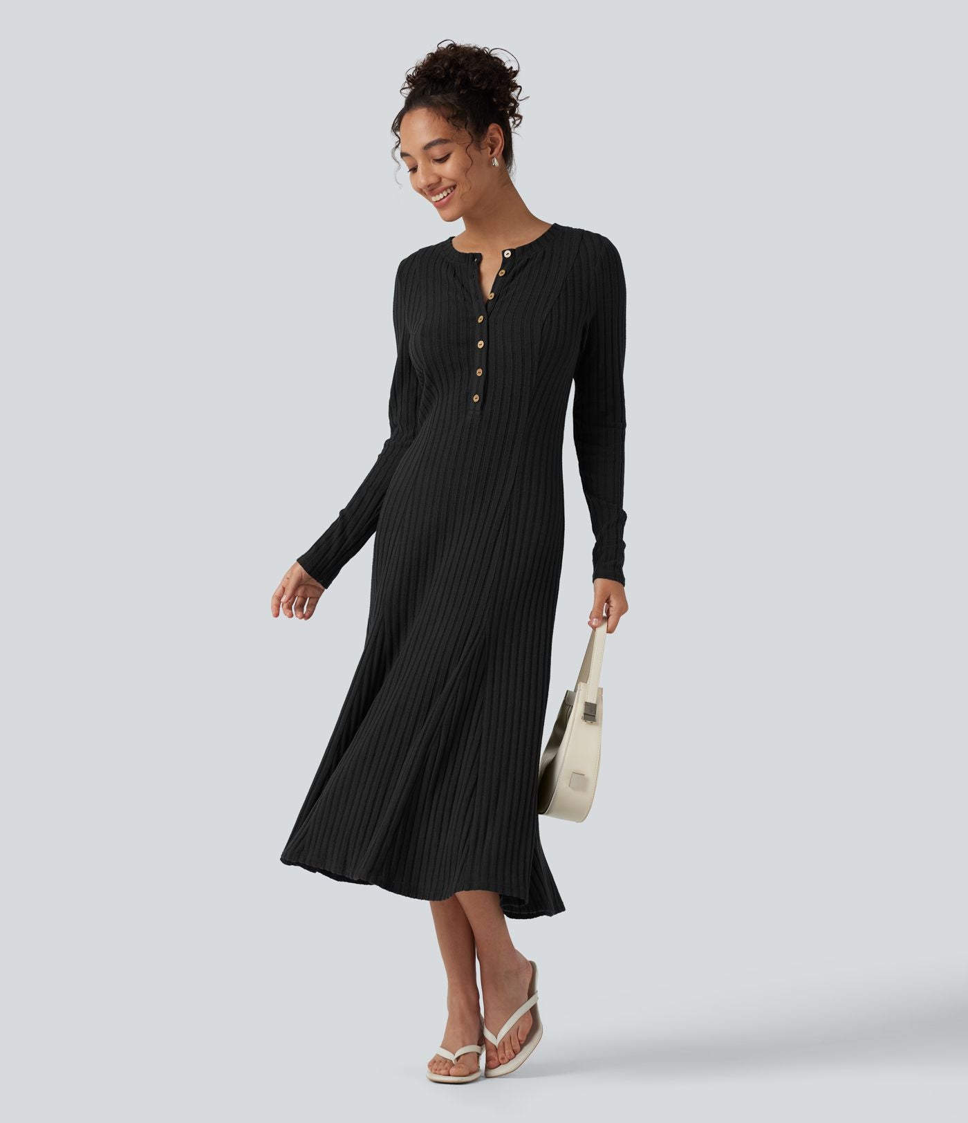 Robe midi fluide en maille côtelée à col Henley et manches longues