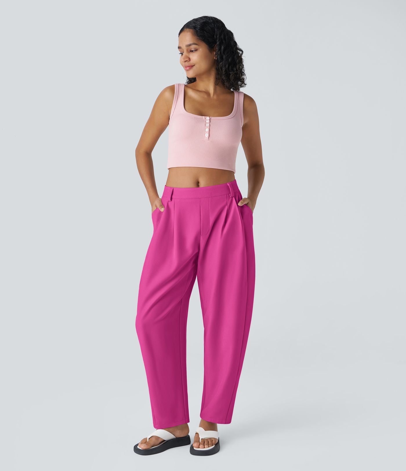 Pantalon tailleur ample, taille moyenne, coupe barrel, à poches