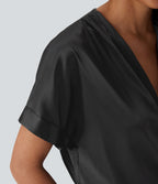 Body tailleur satiné à col V croisé, manches chauve-souris et boutons-pression