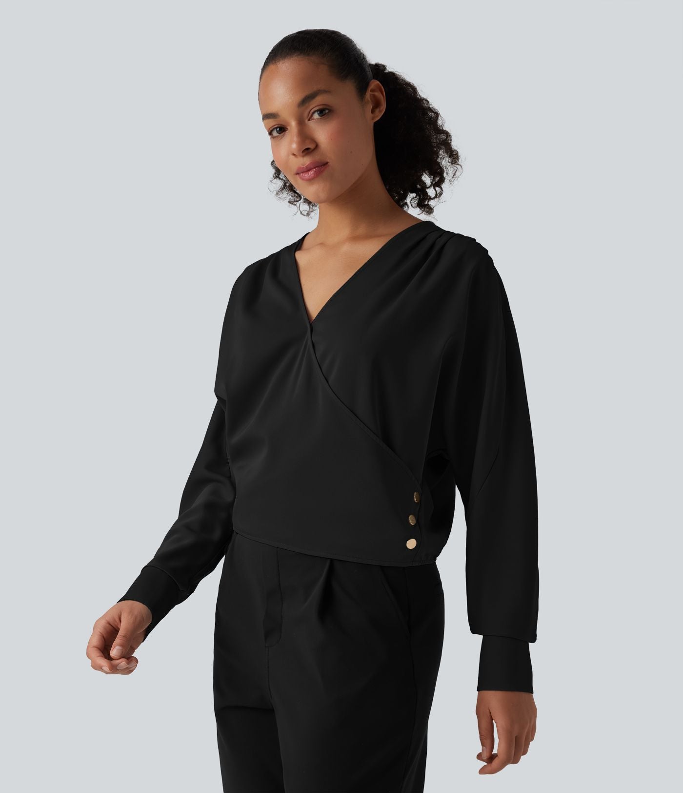 Blouse esprit bureau défroissage facile, col V, manches longues et boutons décoratifs