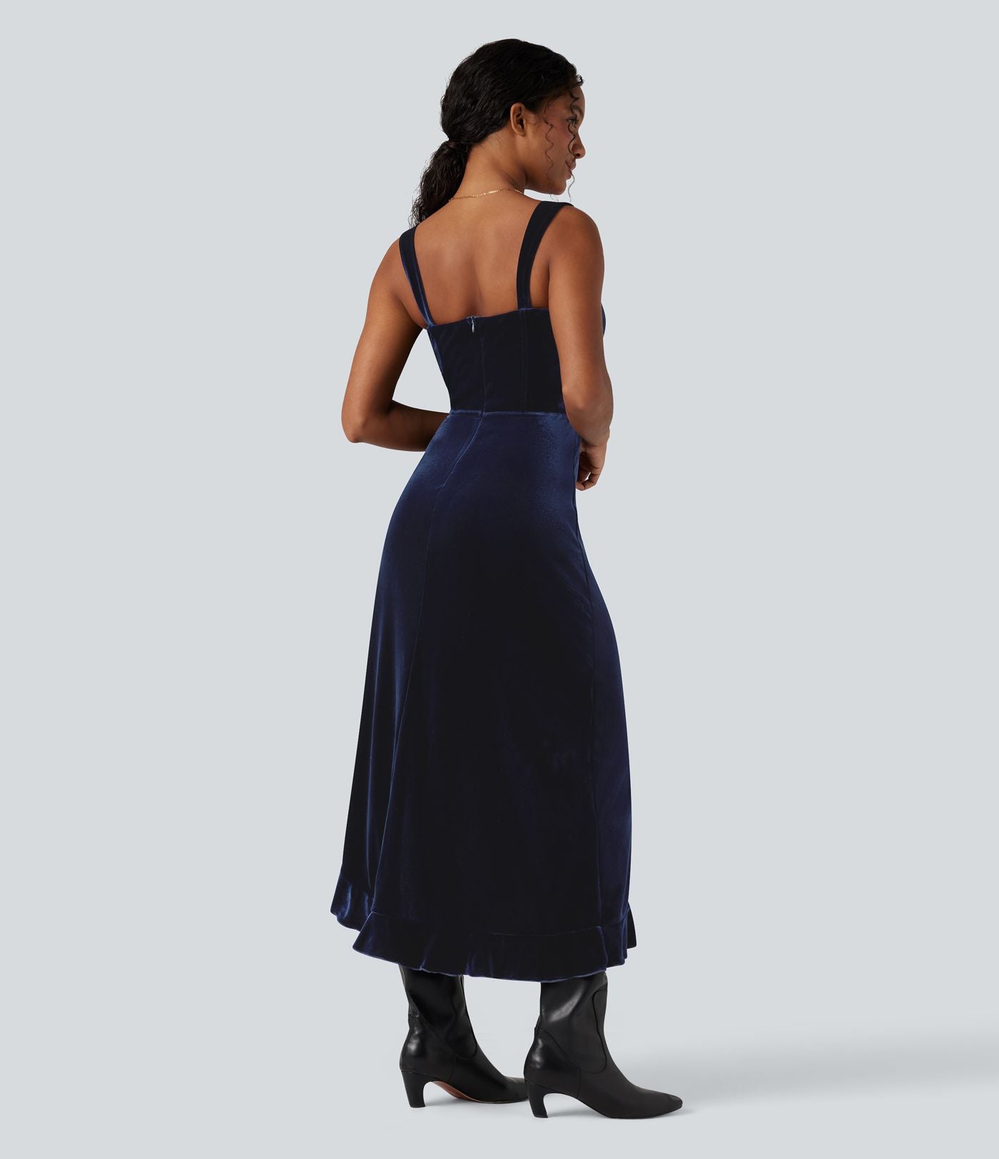 Robe mi-longue en velours encolure Queen Anne avec nœud devant et volants à l'ourlet