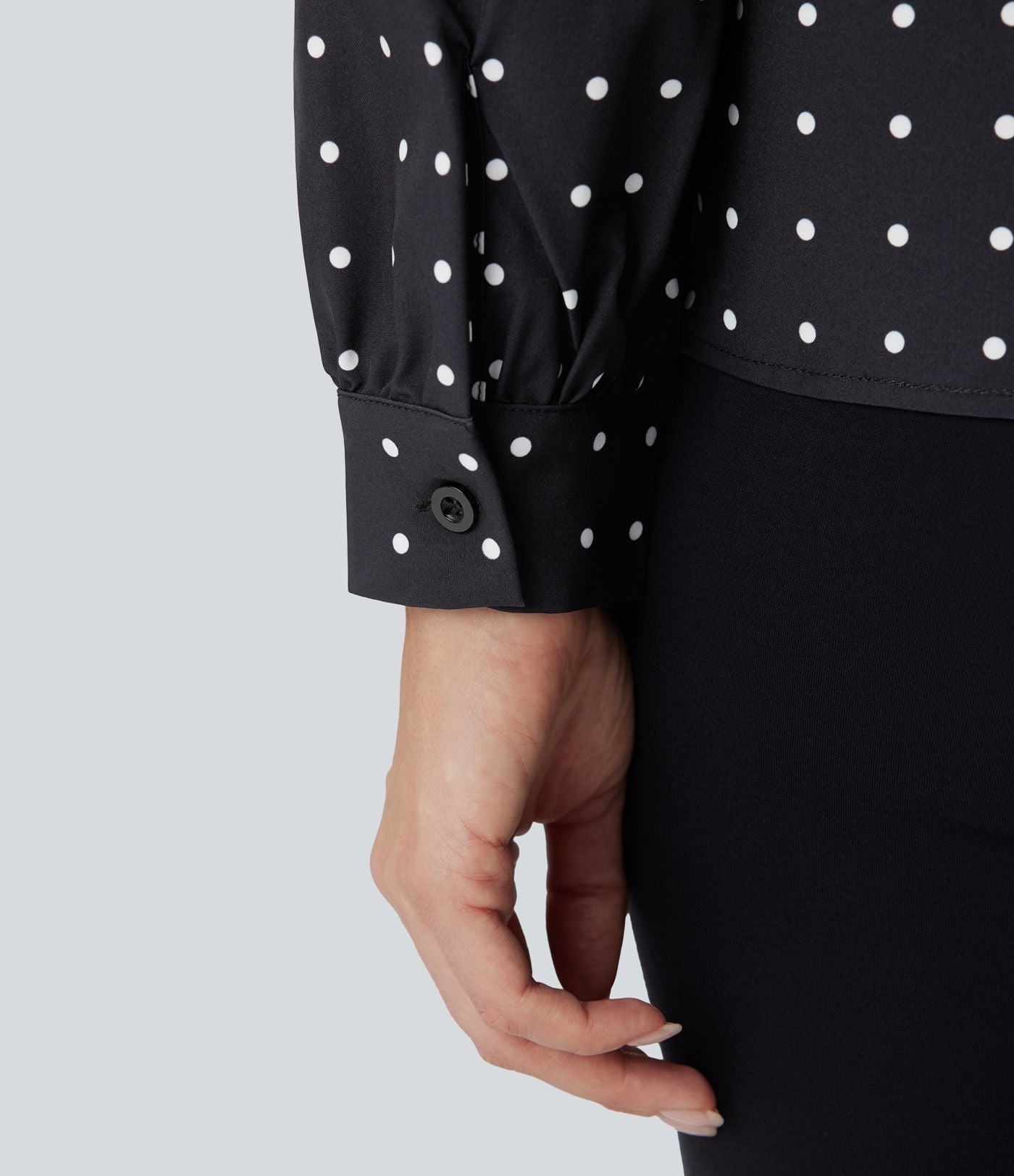 Blouse travail col montant à volants pois manches longues