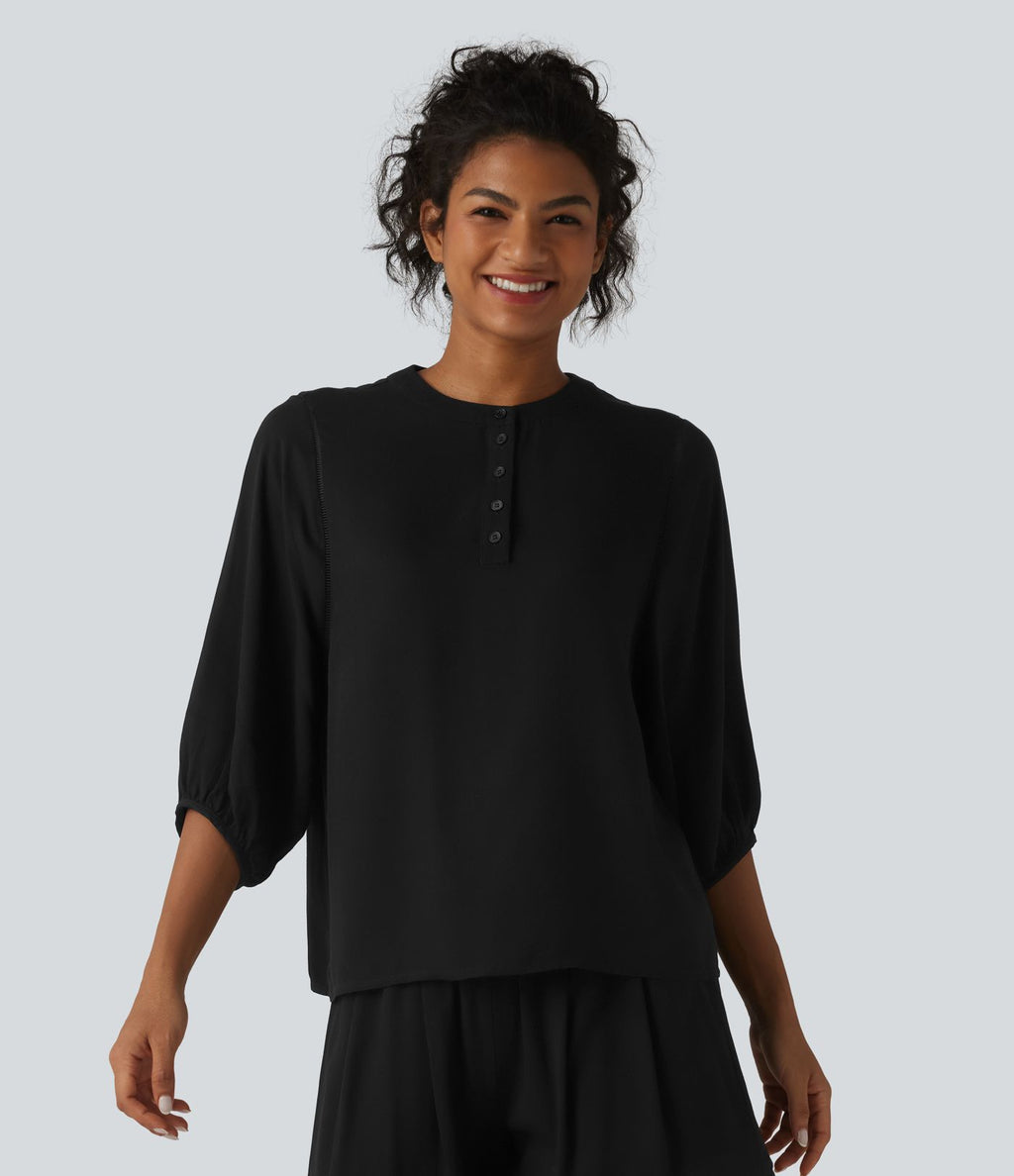 Blouse de villégiature à col Henley et manches 3/4, aspect lin.