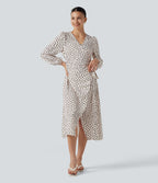 Robe midi à pois esprit bureau, col V cache-cœur et manches longues