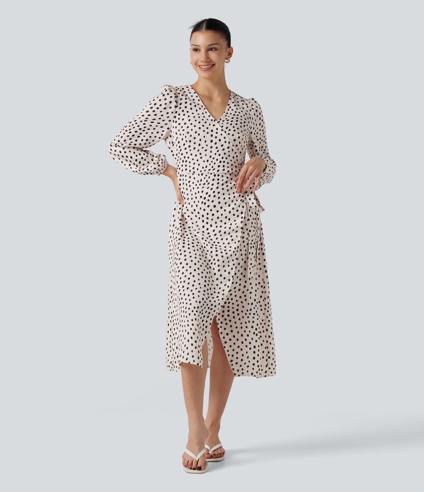 Robe midi à pois esprit bureau, col V cache-cœur et manches longues