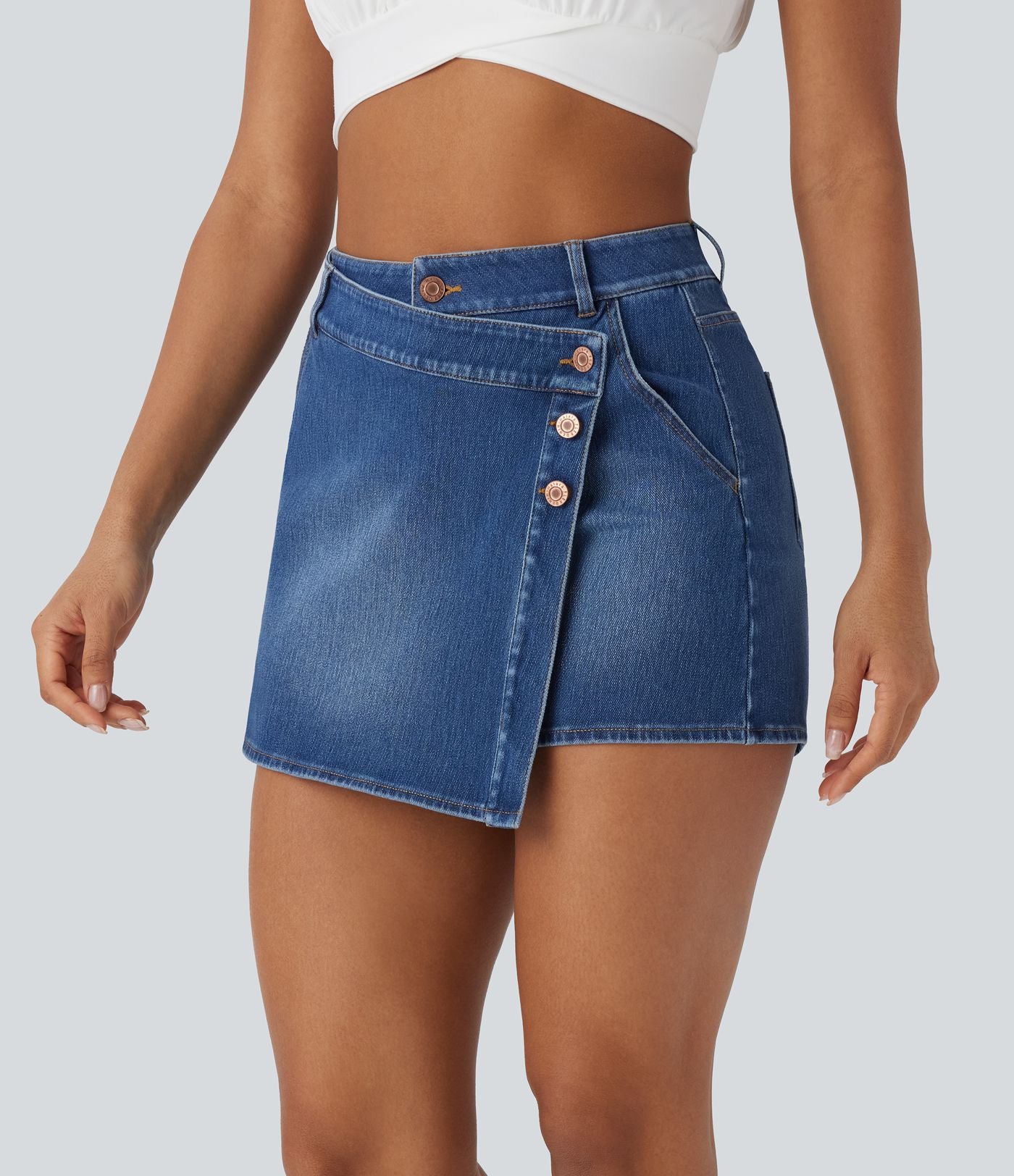 Halara Flex™ Short décontracté en jean extensible effet délavé à taille haute avec poches multiples et détail enveloppant
