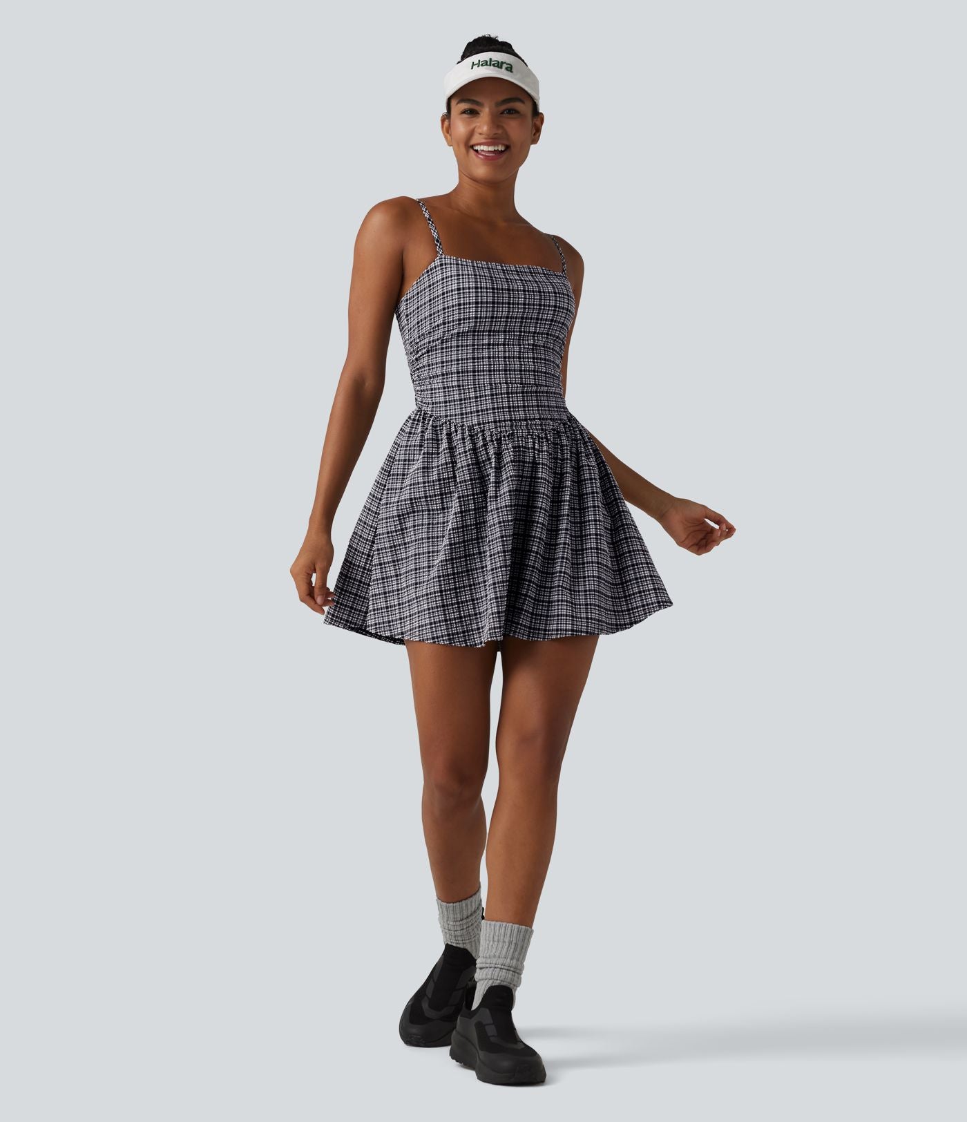 Robe de tennis active mini 2-en-1 à carreaux froissée à séchage rapide avec brassière intégrée, bretelles réglables et poches — Easy Peasy