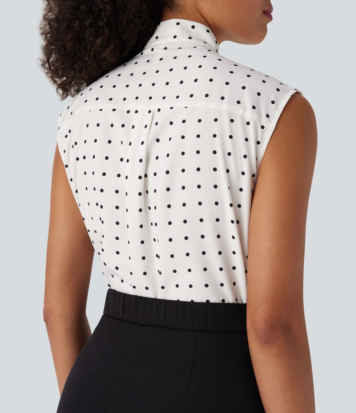 Chemise de travail sans manches à pois avec nœud devant