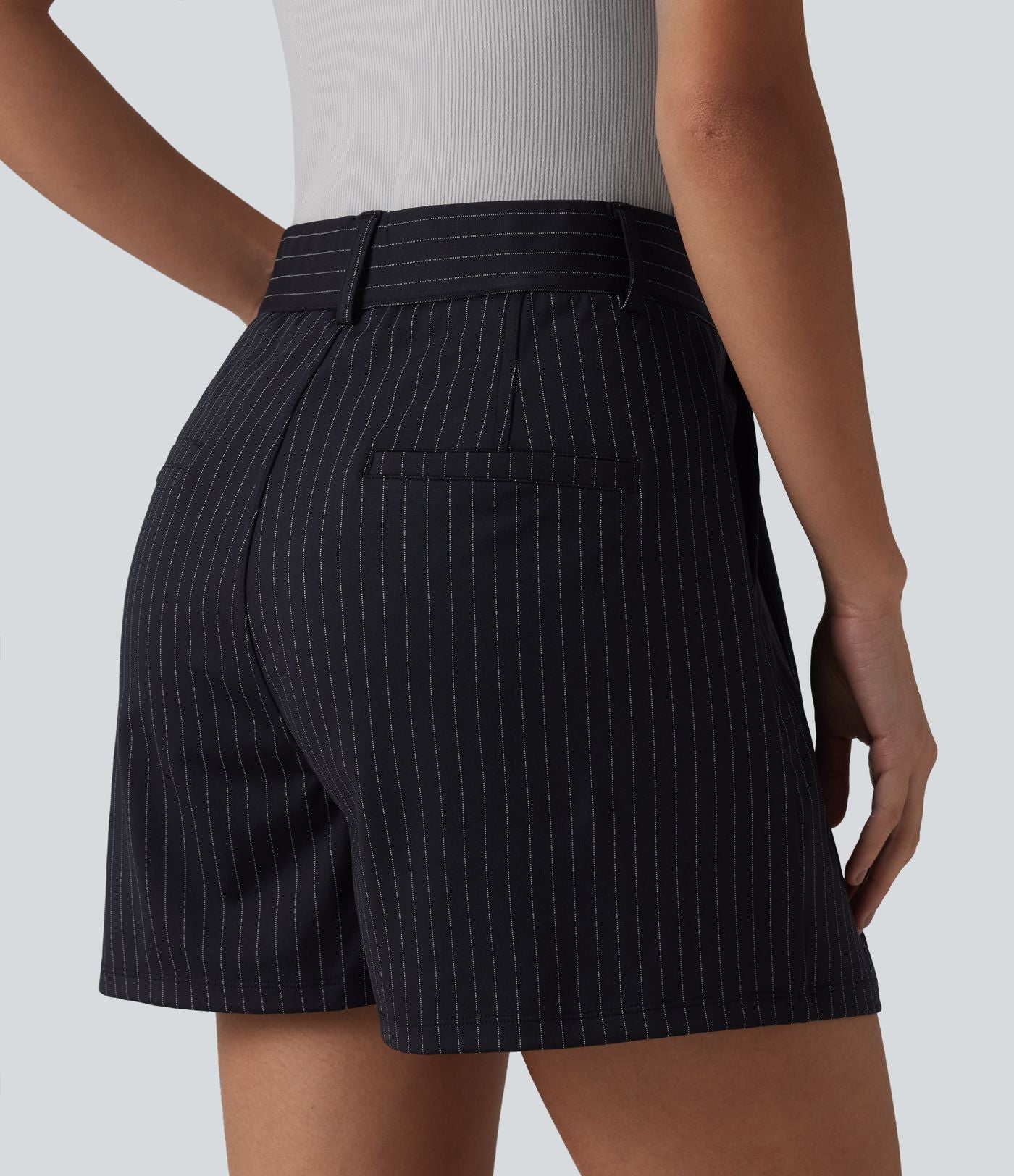 Short tailleur ample à rayures plissées taille haute avec poches