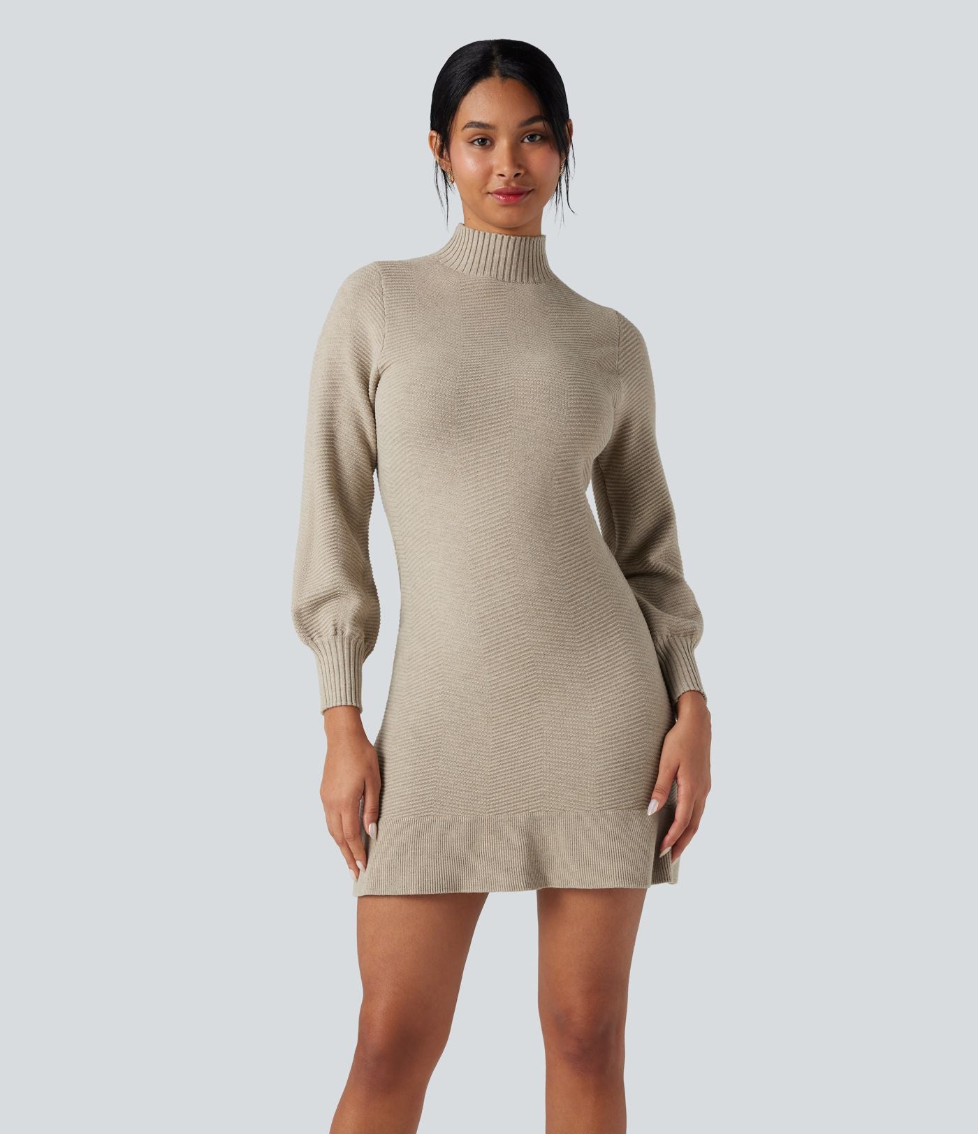 Robe pull courte col montant manches longues ourlet à volants
