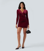 Robe mini moulante en velours col V profond manches longues froncée