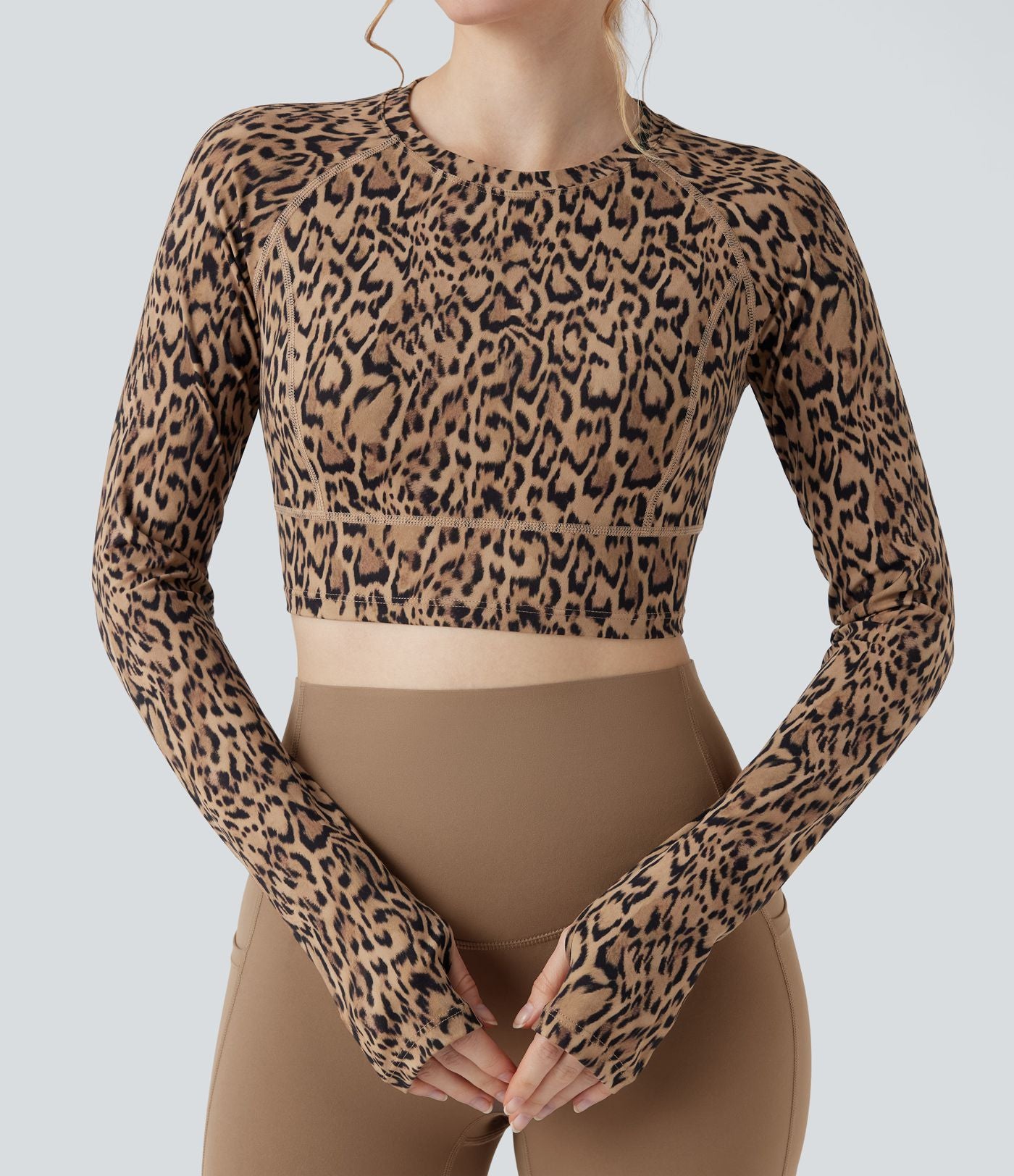 Haut de sport yoga court col rond à manches longues avec passants pouces imprimé léopard Halara UltraSculpt™