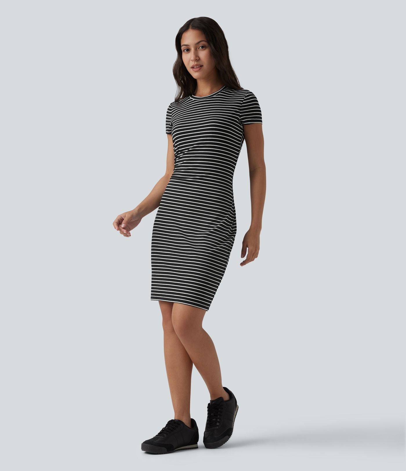 Robe courte moulante casual col rond manches courtes à rayures avec brassière intégrée