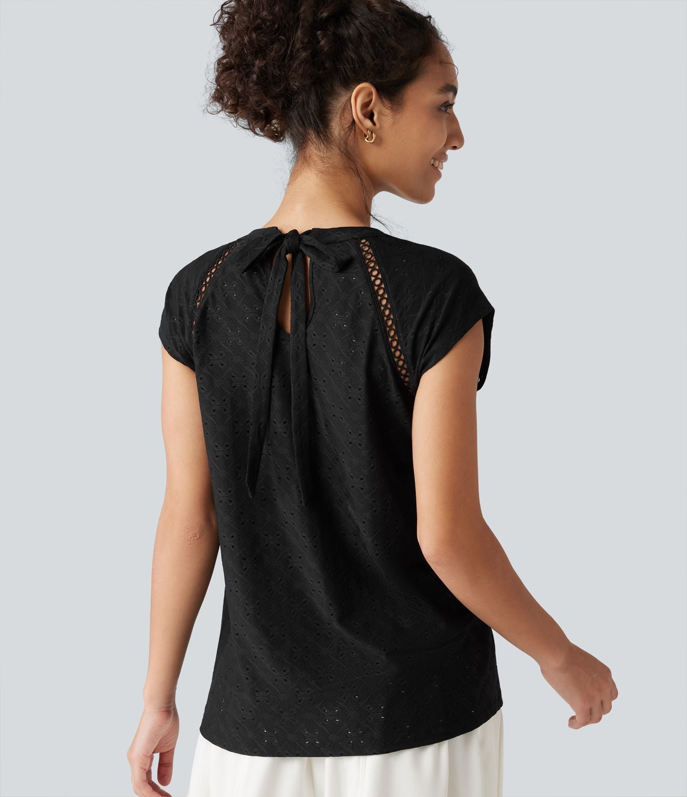 Blouse décontractée à col rond, mancherons, découpes et lien au dos
