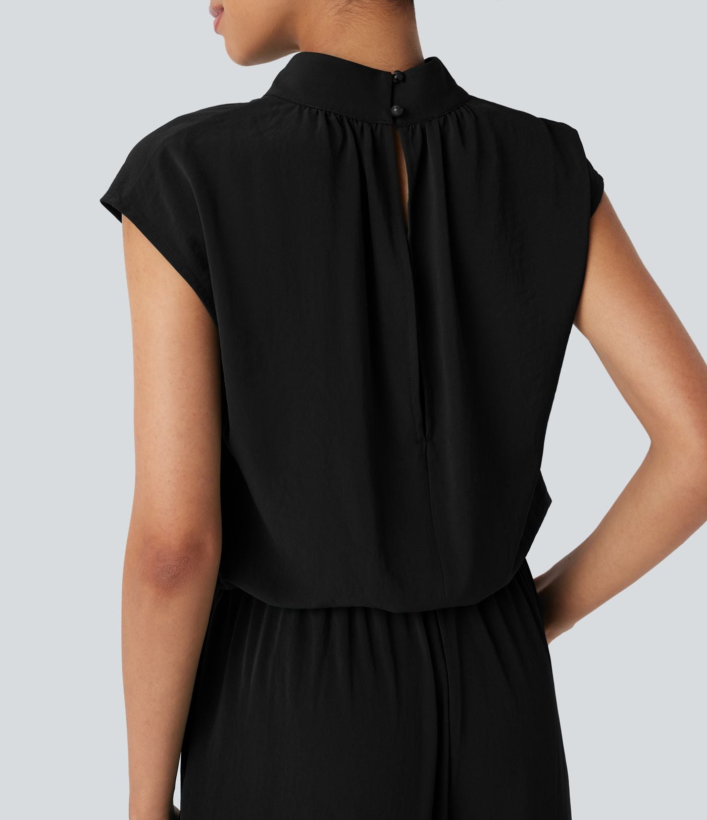 Combinaison pantalon tailleur jambes larges col montant dos goutte d'eau manches courtes avec poches latérales