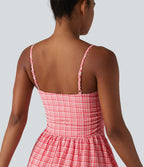 Robe de tennis active mini 2-en-1 à carreaux froissée à séchage rapide avec brassière intégrée, bretelles réglables et poches — Easy Peasy