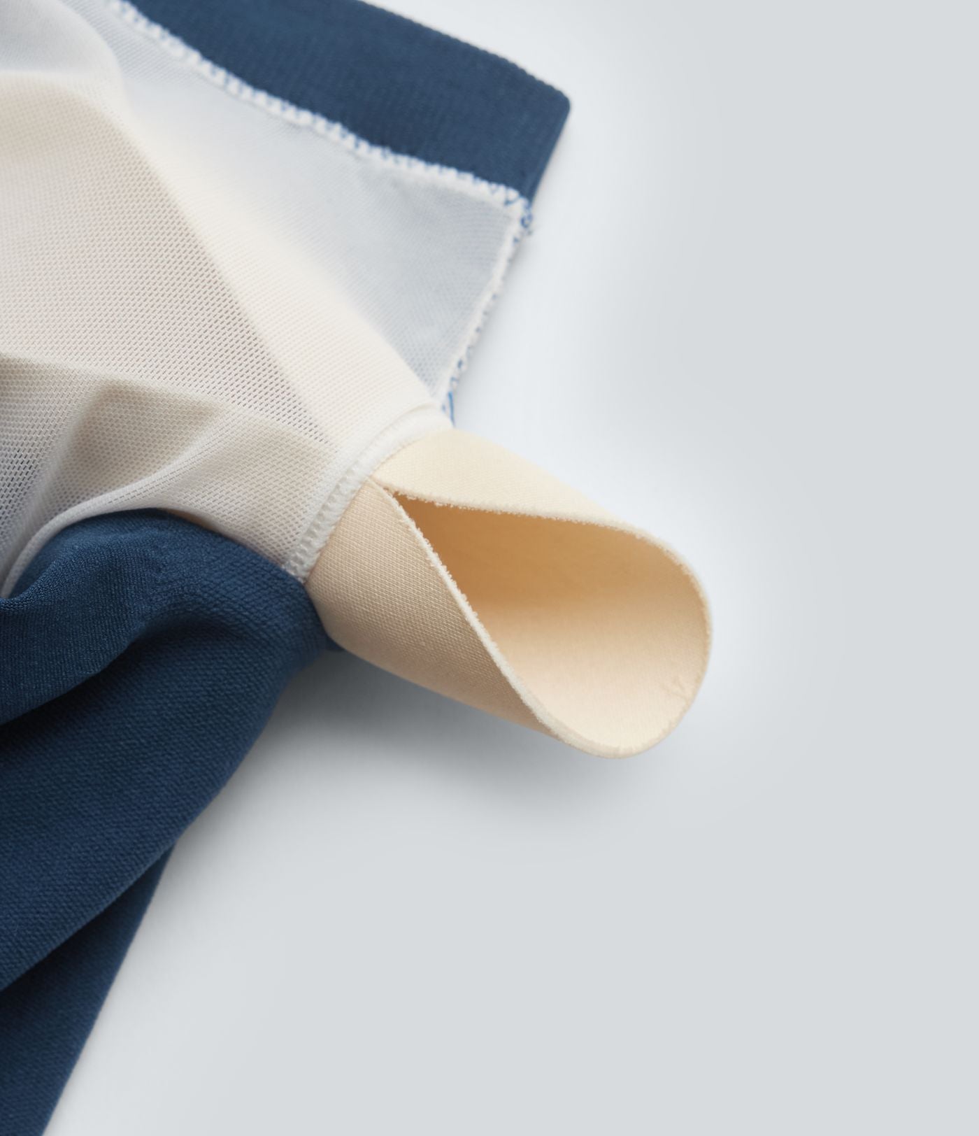 OneForm Seamless Flow Robe casual mini froncée sans couture à décolleté plongeant en V sans manches avec brassière intégrée
