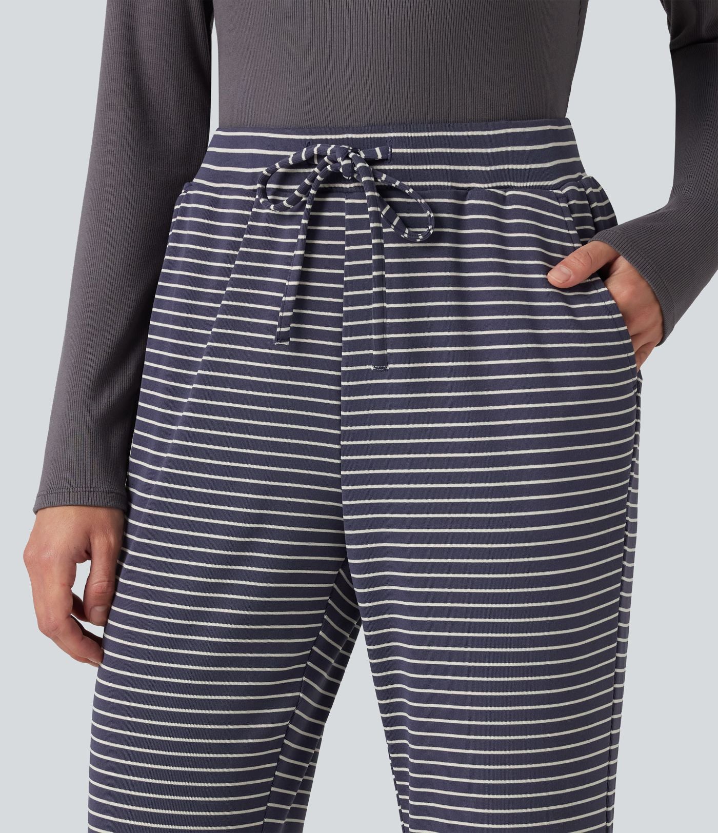 Pantalon décontracté à rayures en maille côtelée, taille mi-haute, cordon de serrage et coupe bootcut, avec poches