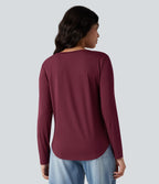 T-shirt col V manches longues ourlet arrondi coupe décontractée avec poche