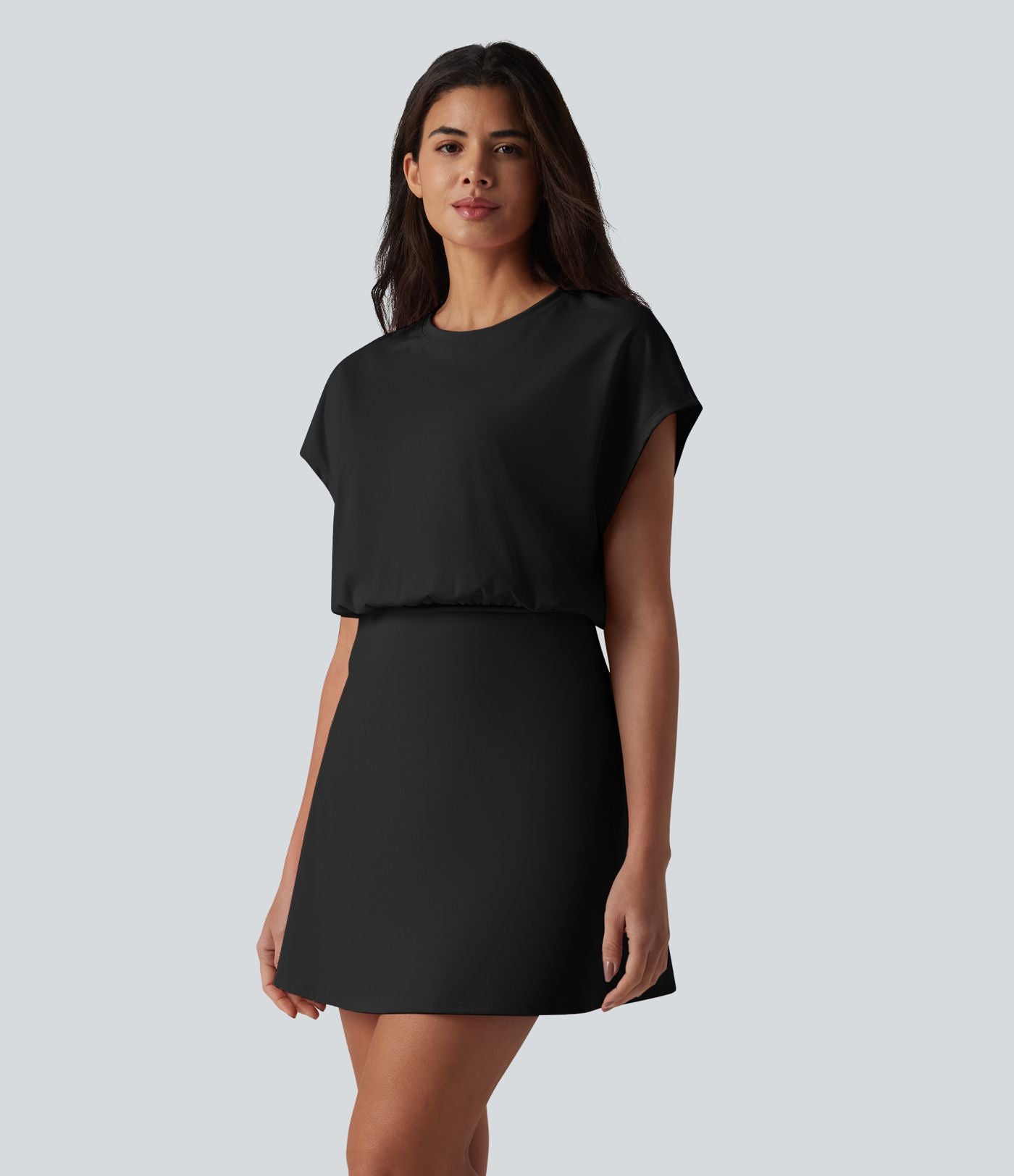 Robe de sport mini de yoga SoftlyZero™ Airy 2-en-1 effet frais InstantCool col rond à manches courtes, demi-zip et poches, accès facile Easy Peasy
