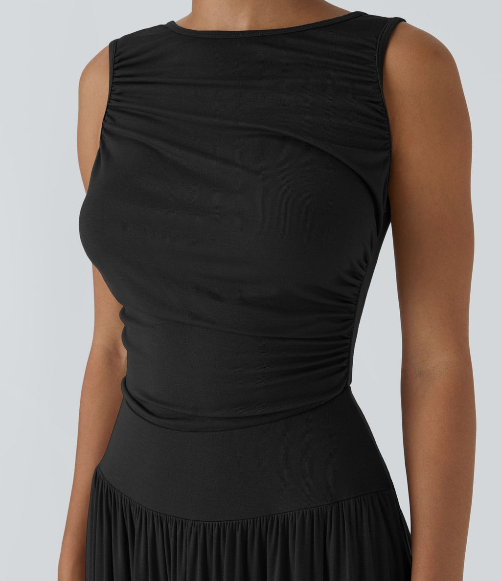 Robe longue à encolure bateau, bretelles asymétriques, côtés froncés et poches
