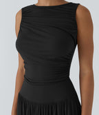 Robe longue à encolure bateau, bretelles asymétriques, côtés froncés et poches