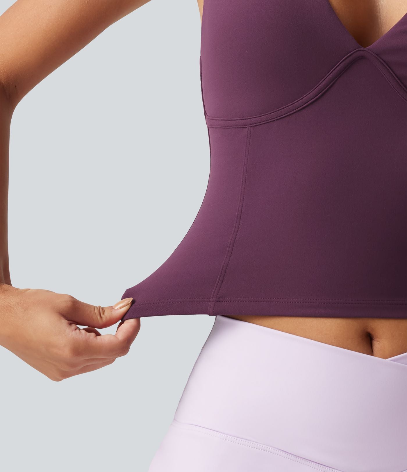 Débardeur de yoga SoftlyZero™ à col V, bretelles croisées, coussinets amovibles et protection solaire UPF 50+