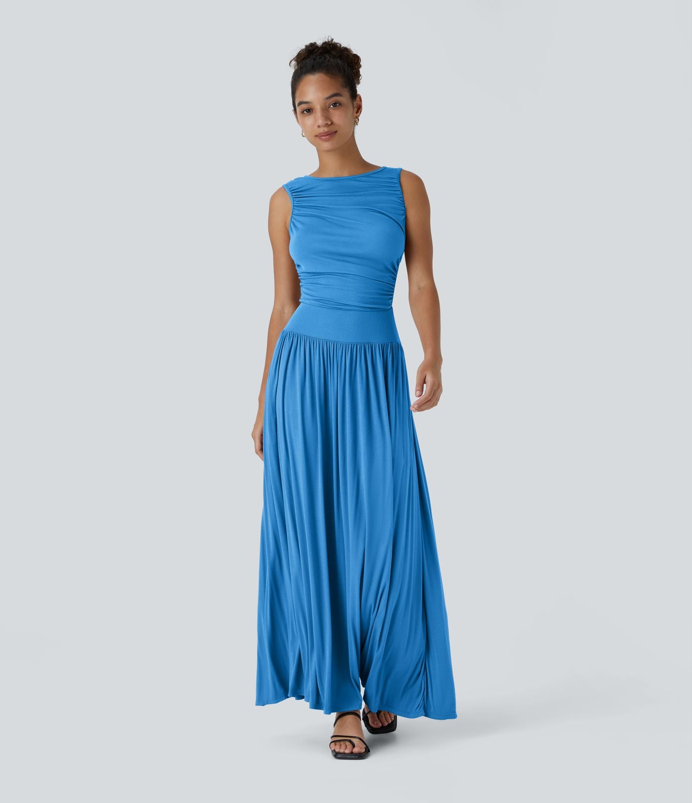 Robe longue à encolure bateau, bretelles asymétriques, côtés froncés et poches