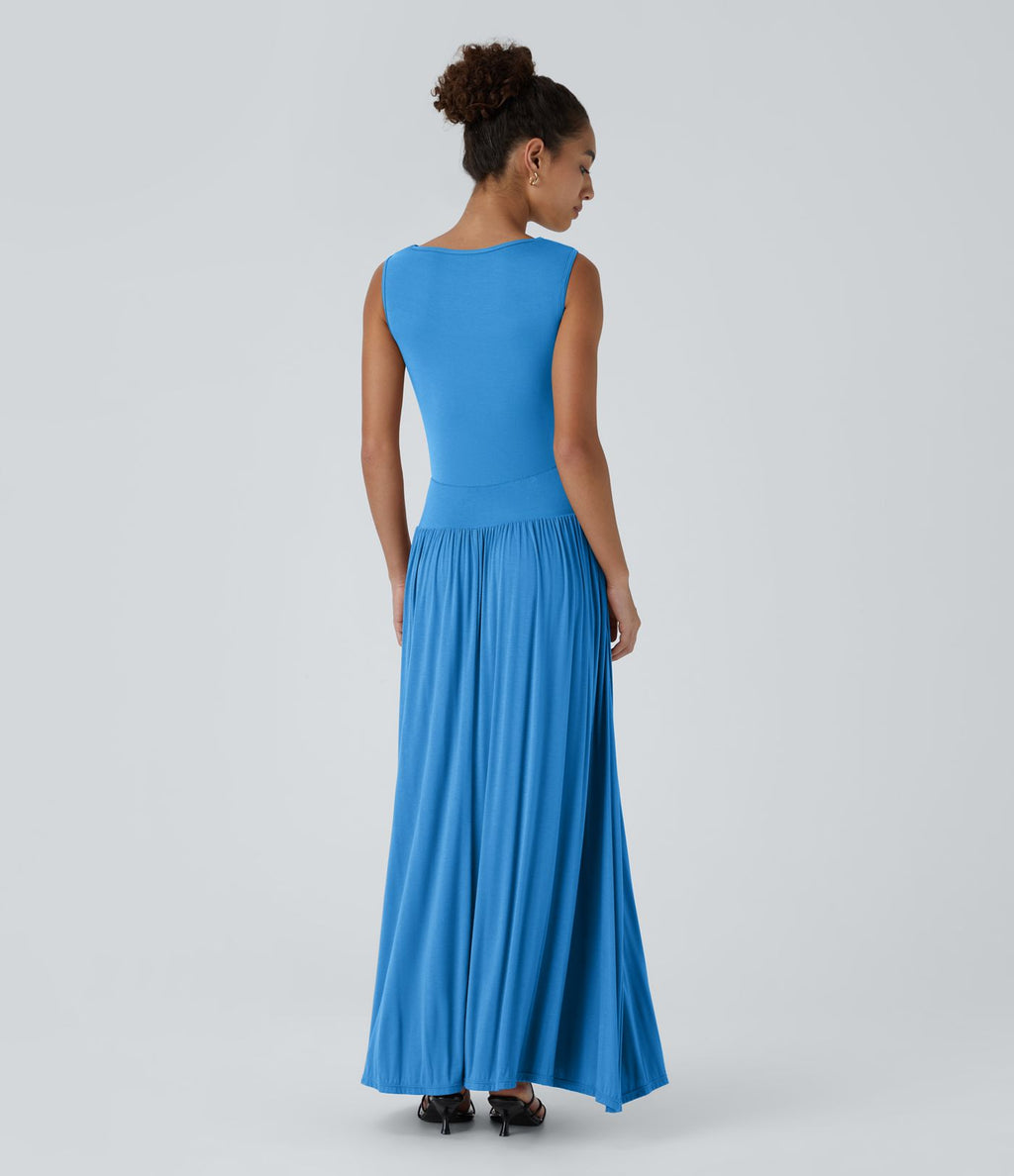 Robe longue à encolure bateau, bretelles asymétriques, côtés froncés et poches