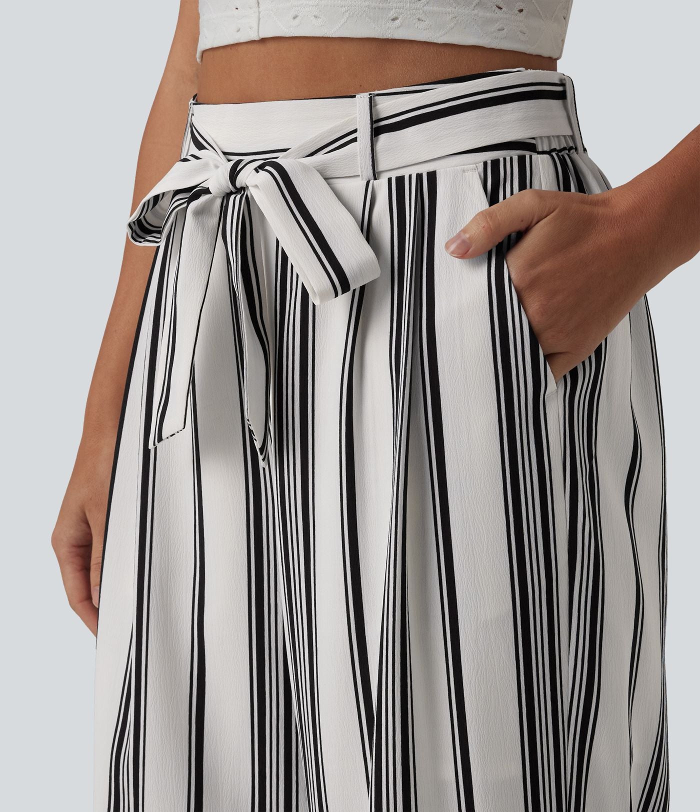 Pantalon large taille haute à rayures avec ceinture et poches